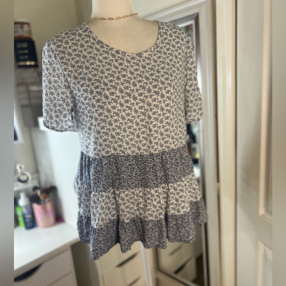 Paper crane sz L women’s blue and white floral short sleeve tiered top 0551